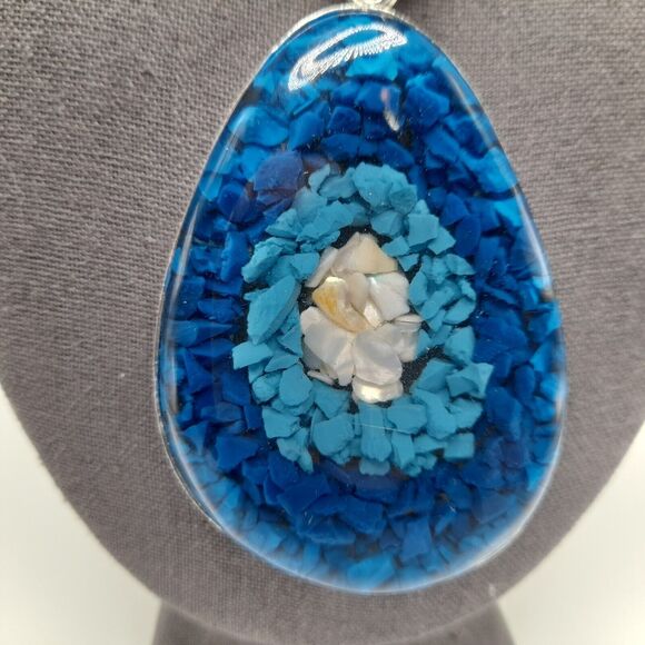 Chico's Faux Turquoise Chip Huge 4" Lucite Pendant Beaded Necklace 33" - Picture 9 of 11